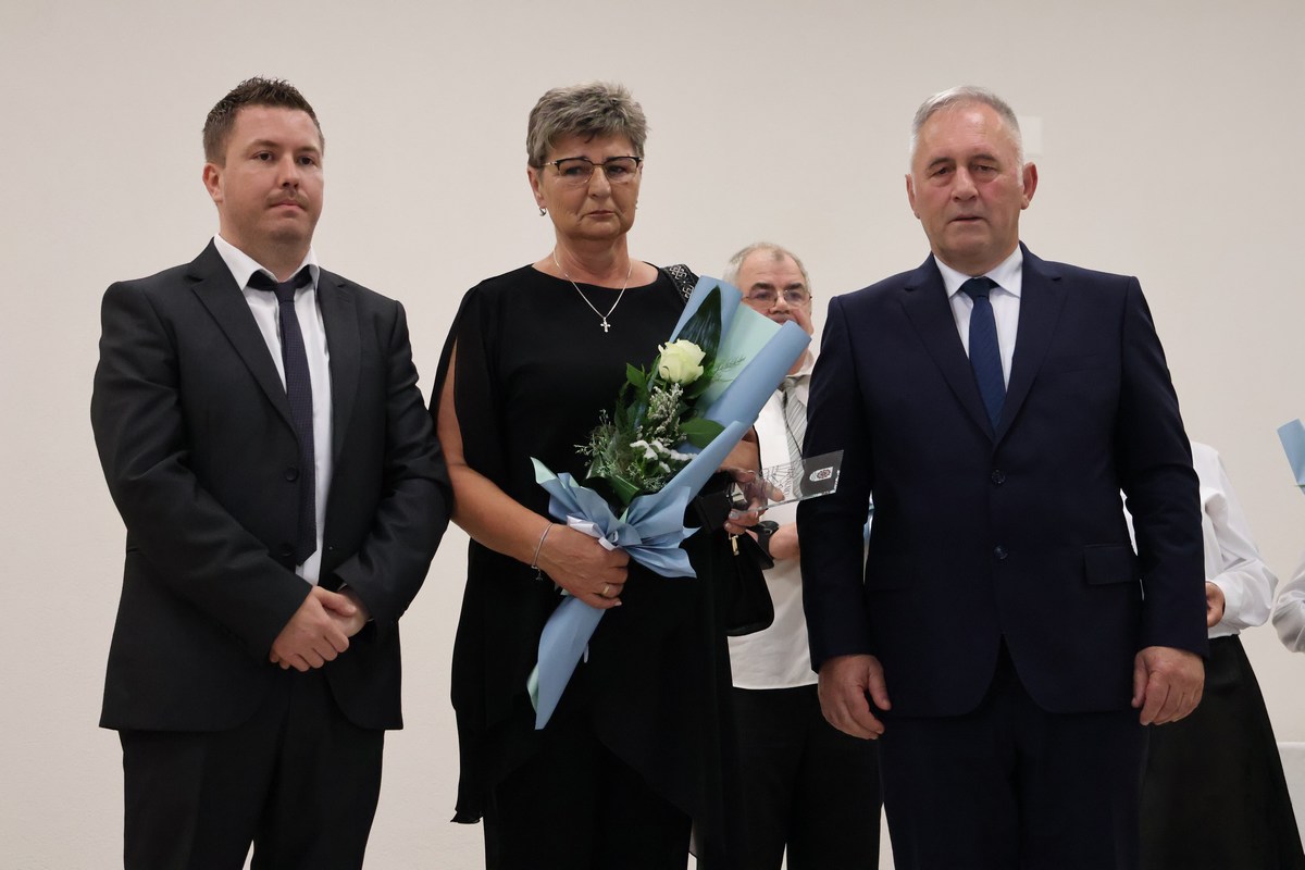 Osobe koje su primila priznanja poziraju za fotografiju