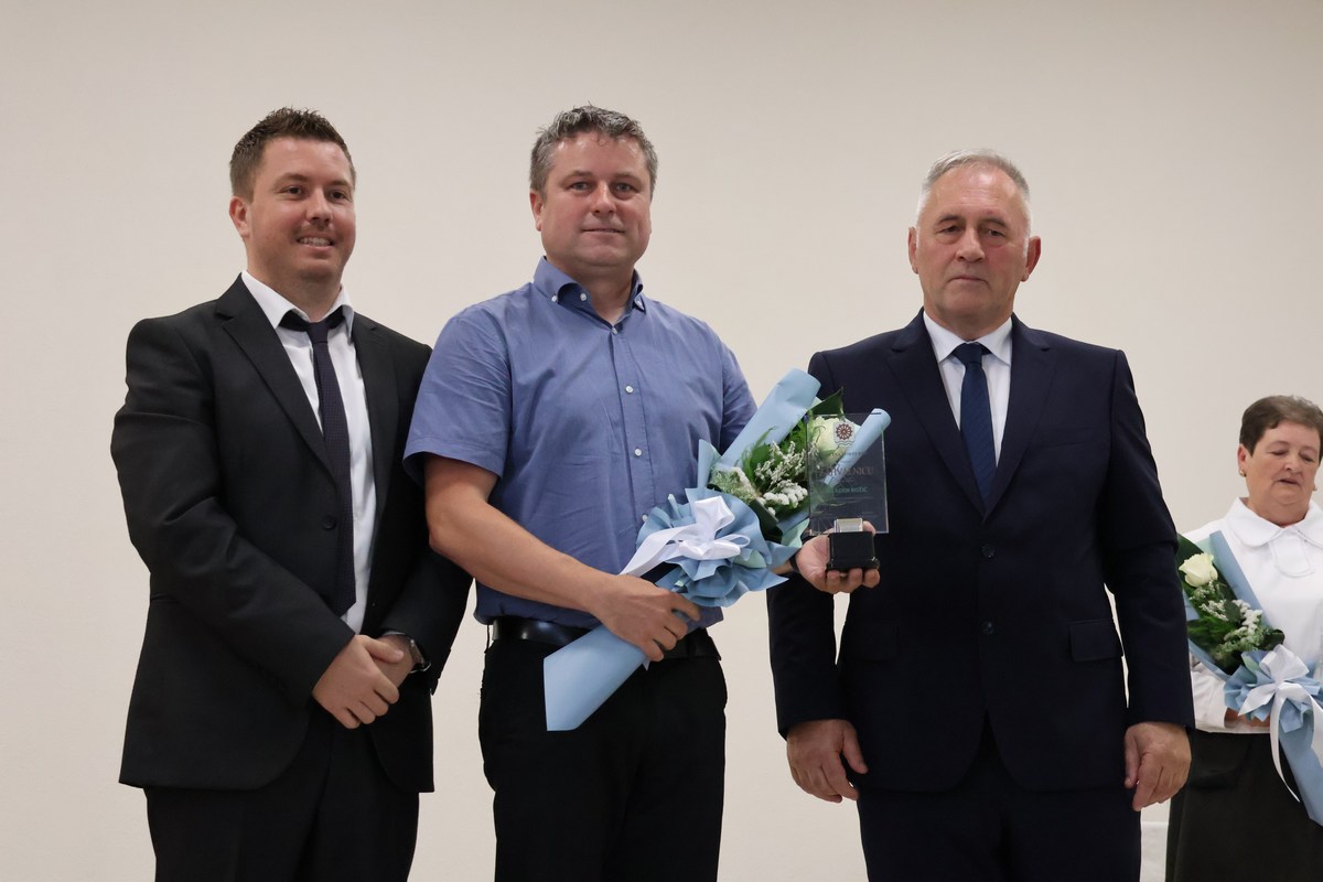 Osobe koje su primila priznanja poziraju za fotografiju