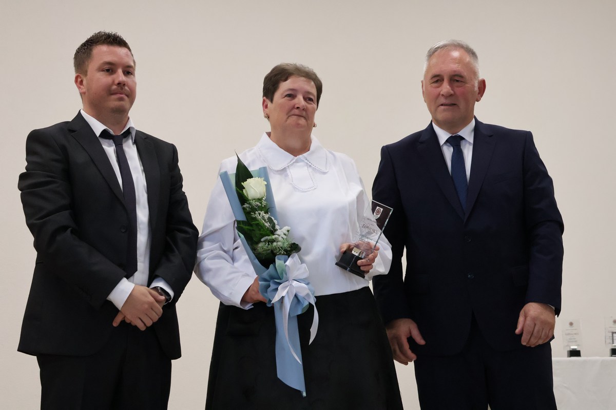 Osobe koje su primila priznanja poziraju za fotografiju