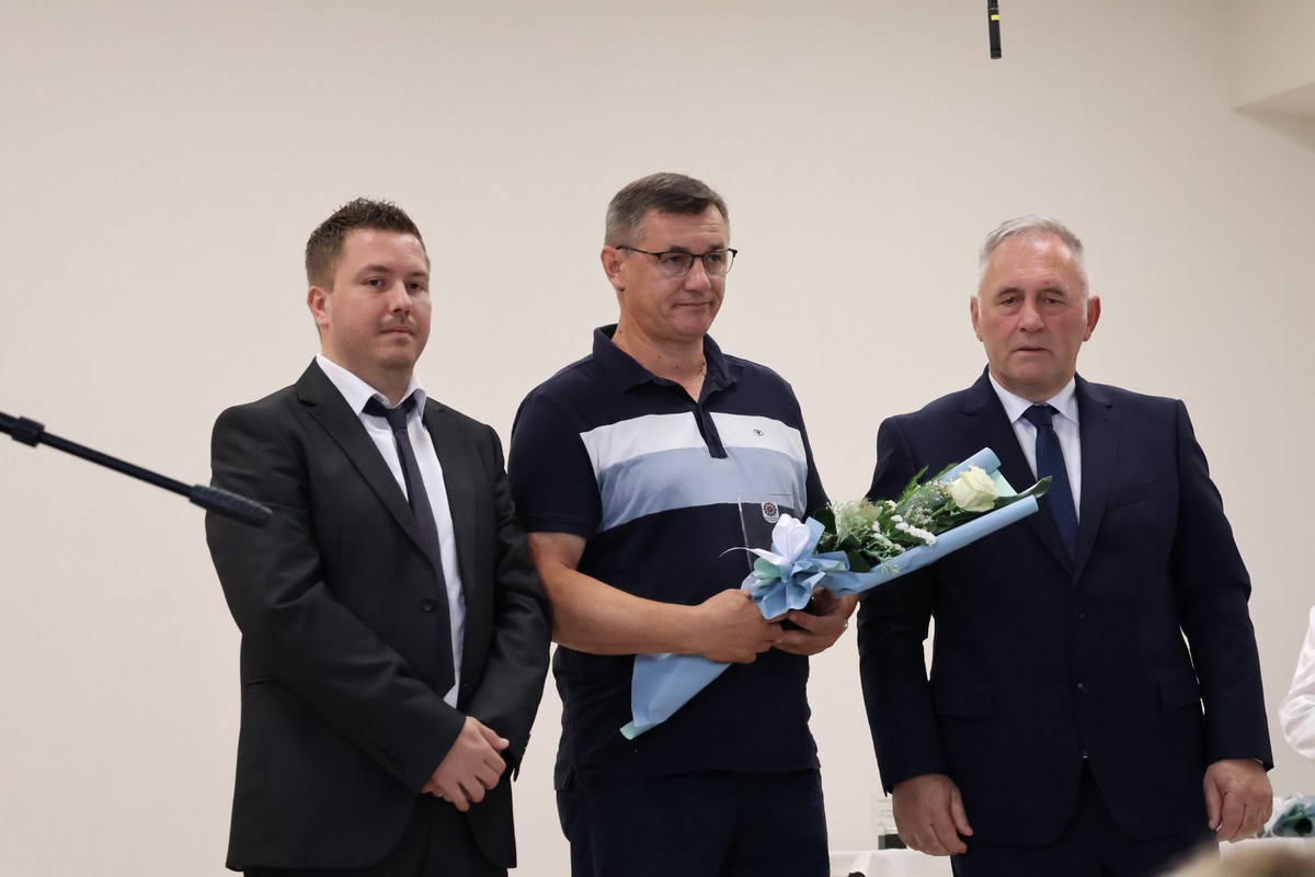 Osobe koje su primila priznanja poziraju za fotografiju