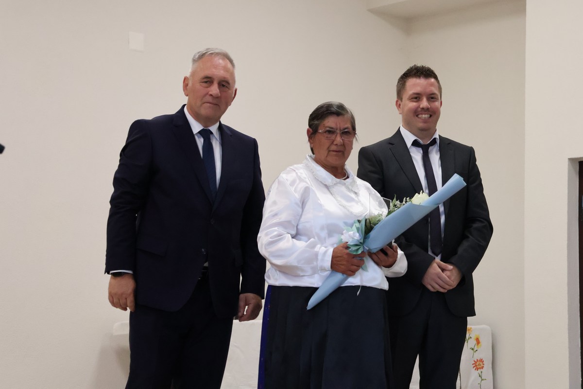 Osobe koje su primila priznanja poziraju za fotografiju