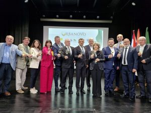 Čelnici Međimurske županije poziraju za fotografiju s čašama vina u rukama.