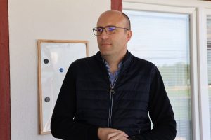Muška osoba drži govor.