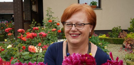 Emina Miri među cvijećem