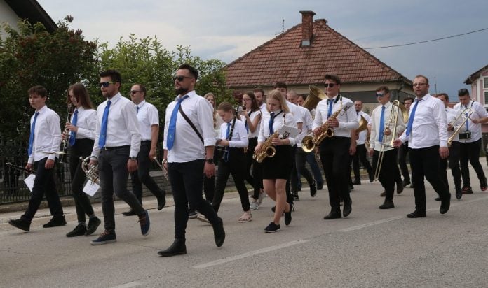 Limena glazba Dekanovec u mimohodu po ulicama sela
