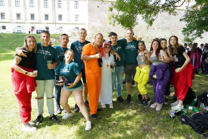 Maturanti u raznim kostimima poziraju za fotografiju