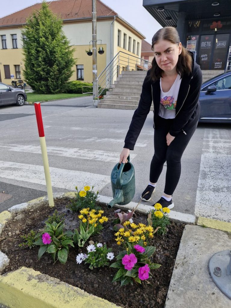 Jelena Tuksar zalijeva cvijeće u centru Svetog Martina na Muri 
