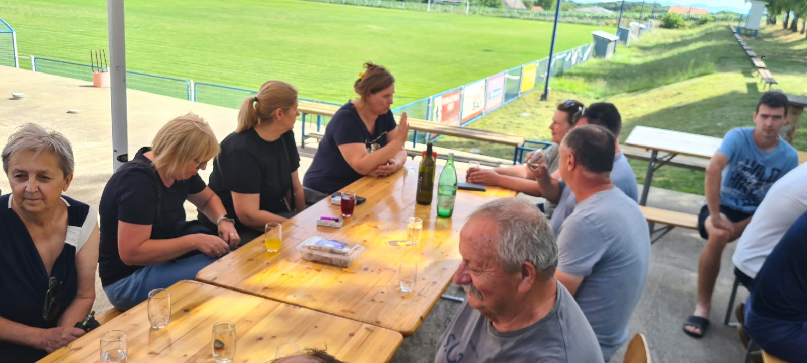 Okupljena grupa ljudi na druženju u Zasadbregu