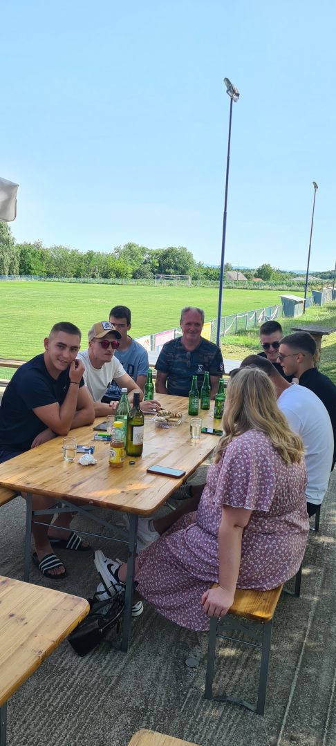 Okupljena grupa ljudi na druženju u Zasadbregu