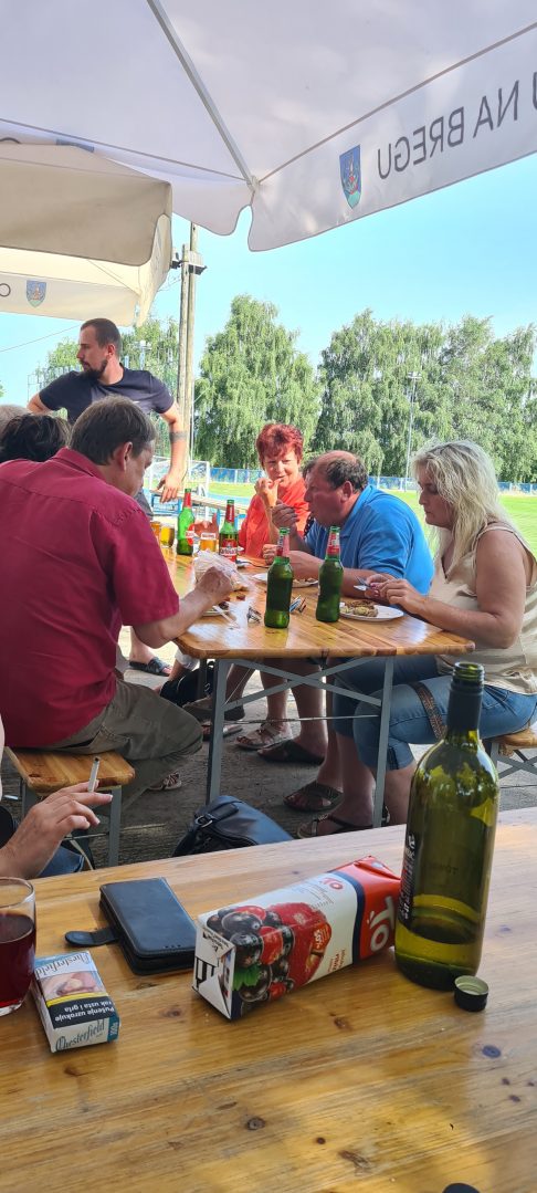 Okupljena grupa ljudi na druženju u Zasadbregu
