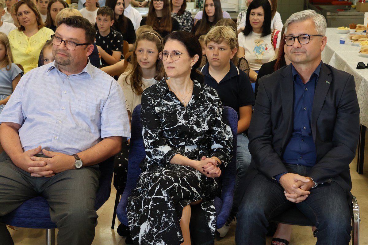 publika gleda u daljinu