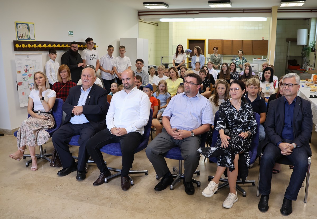 publika gleda u daljinu
