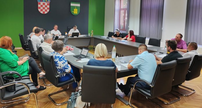 Vijećnici okupljeni za stolom