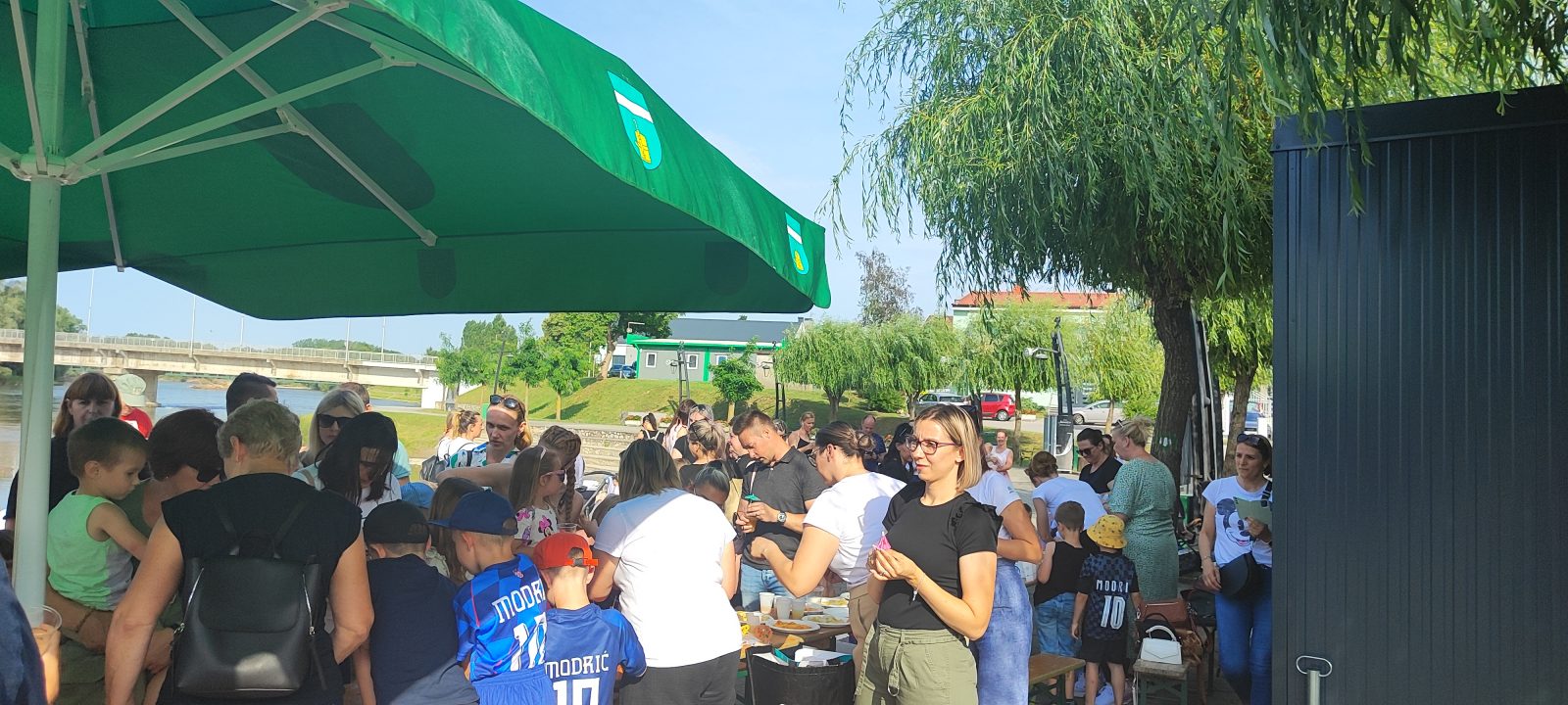 Mnoštvo ljudi na kampu rolanja