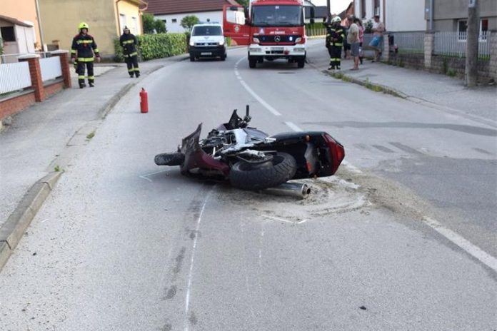 motor polegnut na cesti nakon prometne nesreće