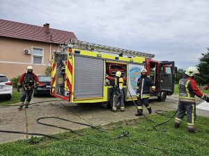Vatrogasci Donjeg Vidovca uz vatrogasno vozilo