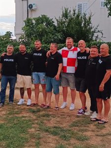 Međimurski plavci i osobe koje su spasili od brodoloma poziraju zajedno za fotografiju na druženju povodom obljetnice tog događaja