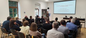 Ženska osoba drži izlaganje uz prezentaciju