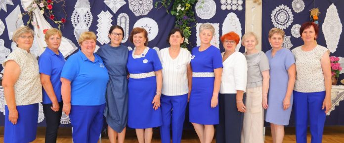 Članice Udruge za promicanje kvalitete života Izvor Ivanovec uz Ljerku Cividini poziraju za fotografiju na izložbi