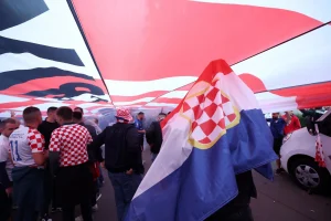 Najveća hrvatska zastava prvi put razvijena u punom opsegu u Berlinu