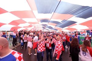 Najveća hrvatska zastava prvi put razvijena u punom opsegu u Berlinu