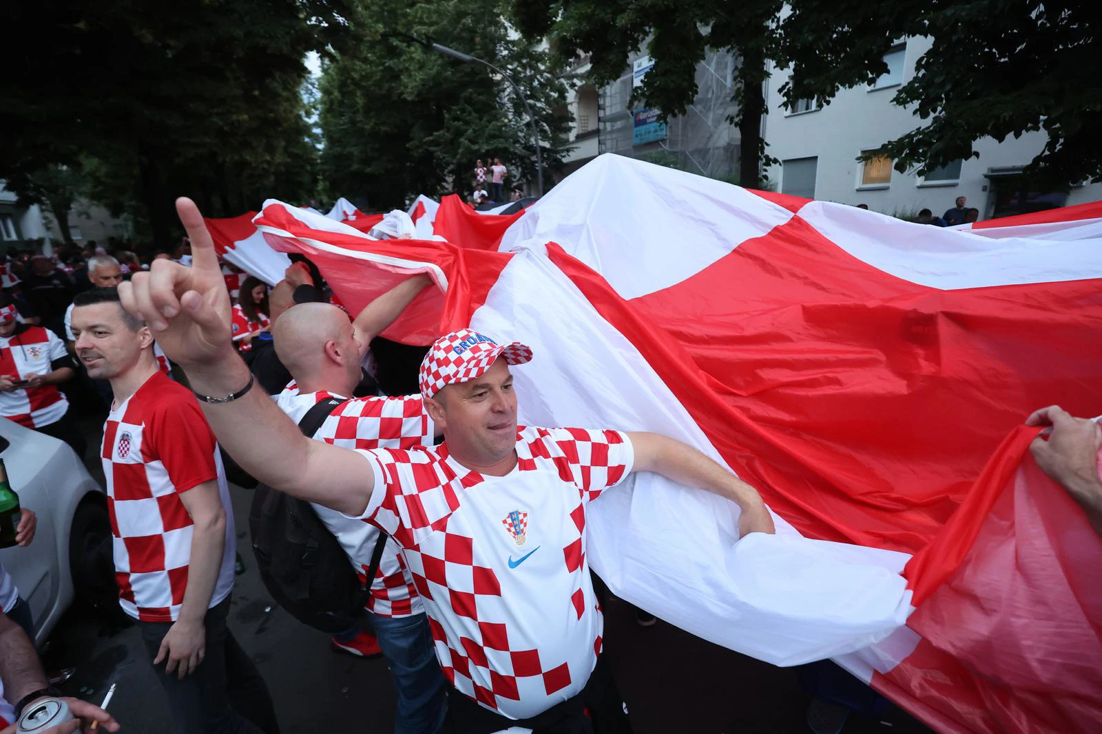 Najveća hrvatska zastava prvi put razvijena u punom opsegu u Berlinu