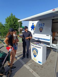 Ljudi okupljeni oko mobilnog preventivnog centra policije