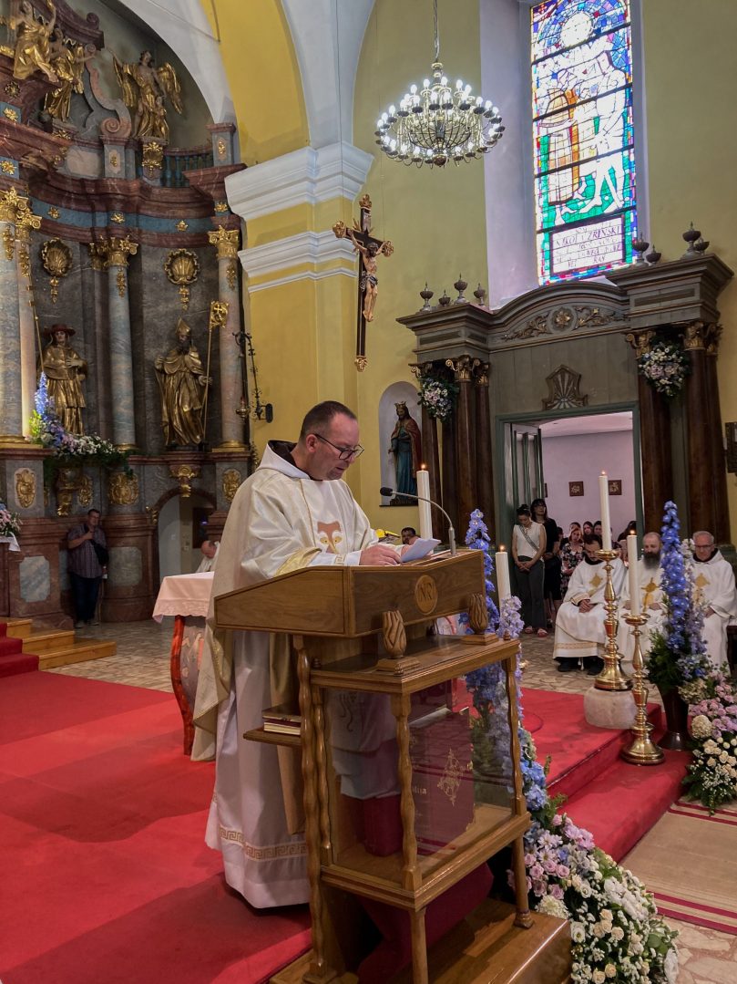Svećenik pred oltarom