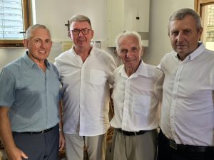 Četiri muške osobe poziraju za fotografiju