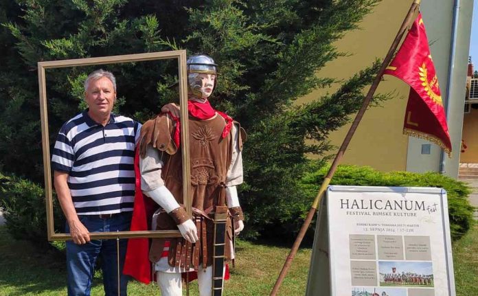 Martin Srša stoji kod imljana i plakata za Halicanumfest