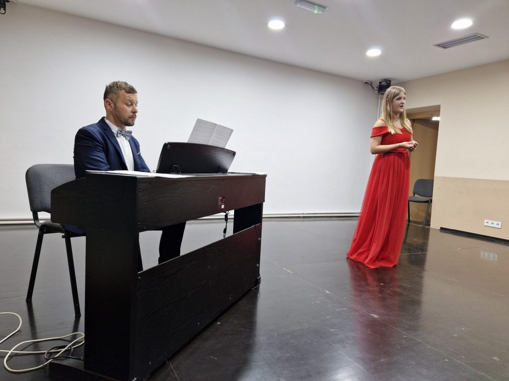 viktorija brezarić i danijel oto na klaviru
