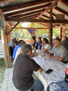 Mnoštvo ljudi sjedi za stolom