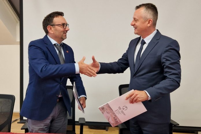 Dekani Međimurskog veleučilišta u Čakovcu izv. prof. dr. sc. Igor Klopotan i Veleučilišta Ivanić-Grad doc. dr. sc. Mile Marinčić u utorak su na Međimurskom veleučilištu potpisali sporazum o združenom studijskom programu, stručnom prijediplomskom studiju Medicinsko-laboratorijska dijagnostika