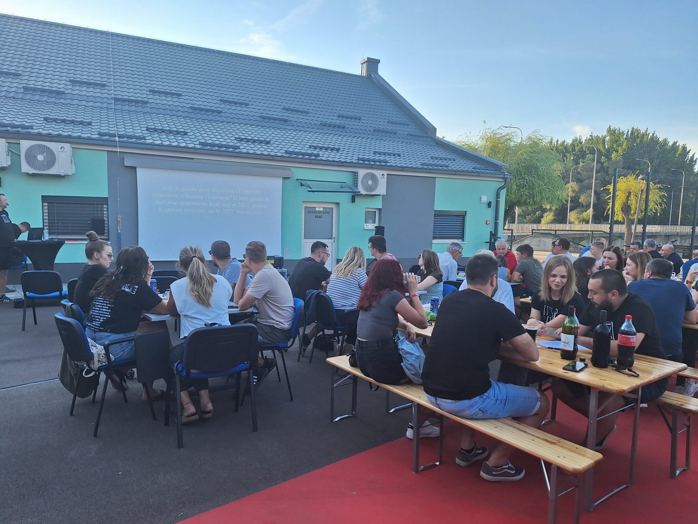 Mnoštvo ljudi okupljeno na prvom pub kvizu u Murskom Središću