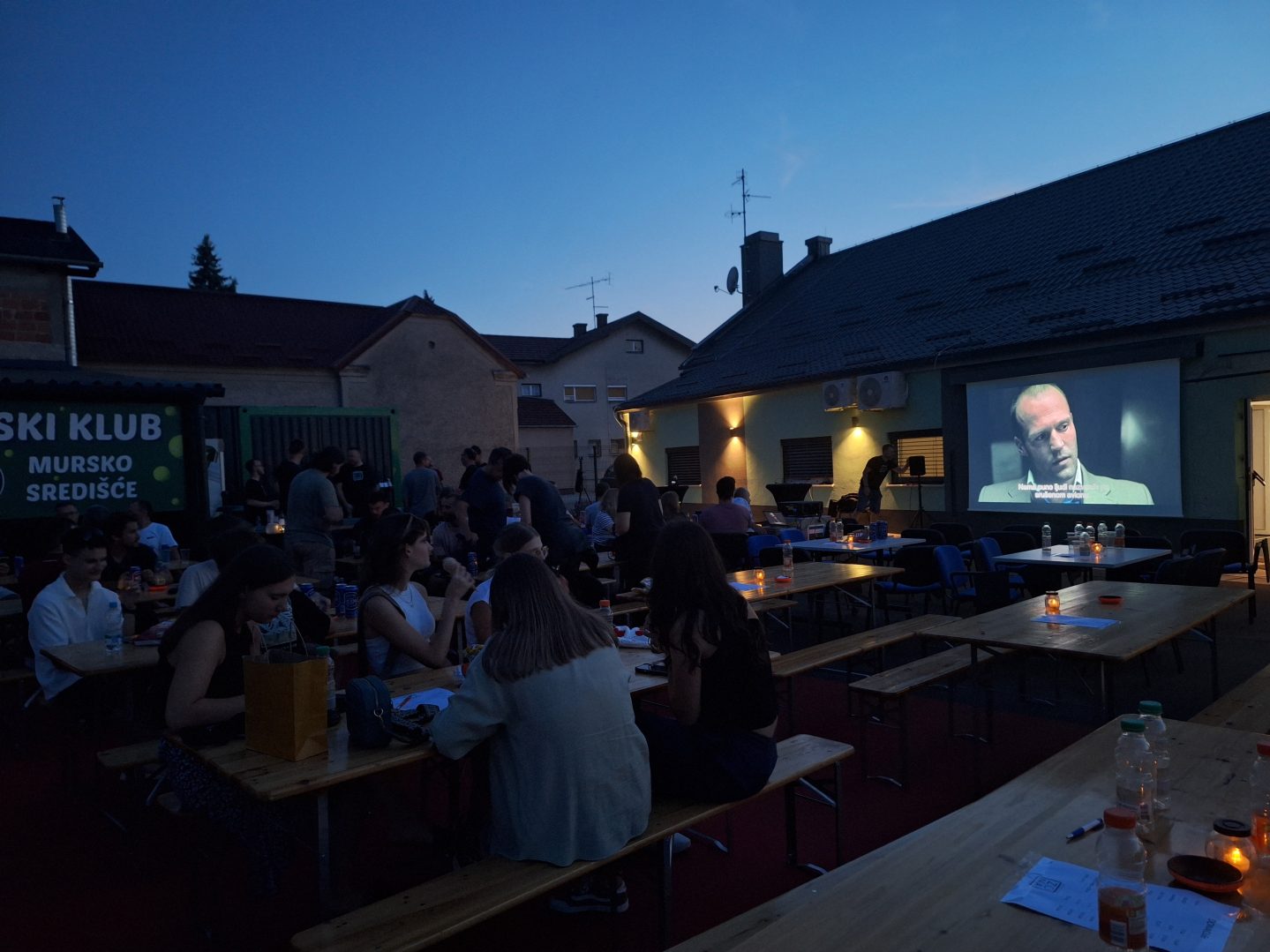 Mnoštvo ljudi okupljeno na prvom pub kvizu u Murskom Središću