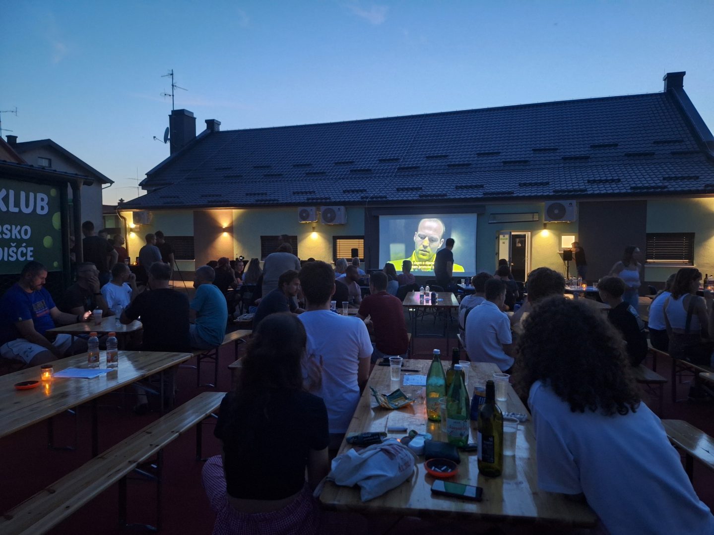 Mnoštvo ljudi okupljeno na prvom pub kvizu u Murskom Središću