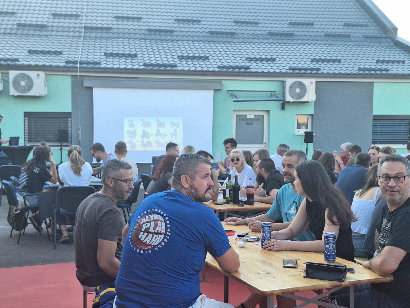 Mnoštvo ljudi okupljeno na prvom pub kvizu u Murskom Središću