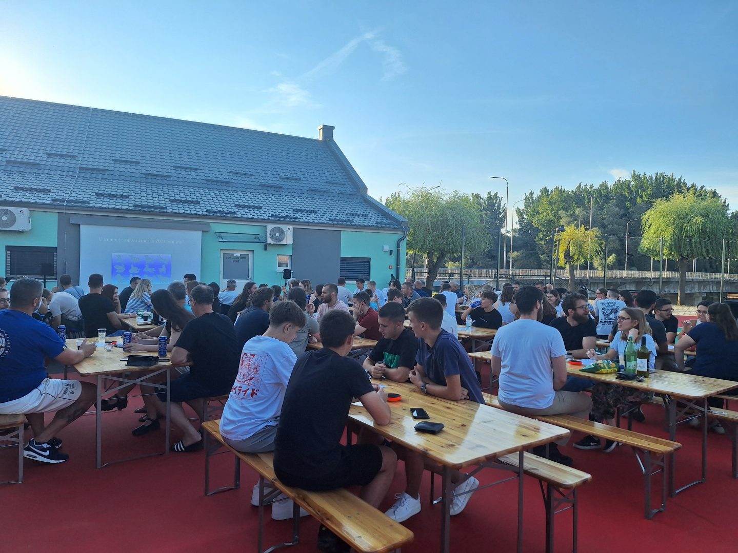 Mnoštvo ljudi okupljeno na prvom pub kvizu u Murskom Središću