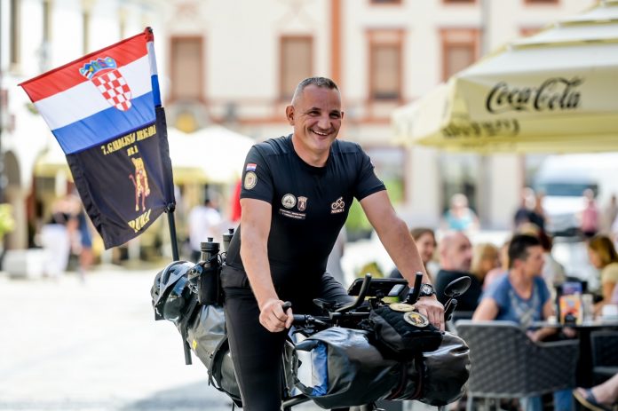 Ivica Nerer na biciklu kreće put Knina