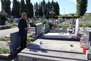Matija Posavec zapalio svijeću na grobu tete Lize