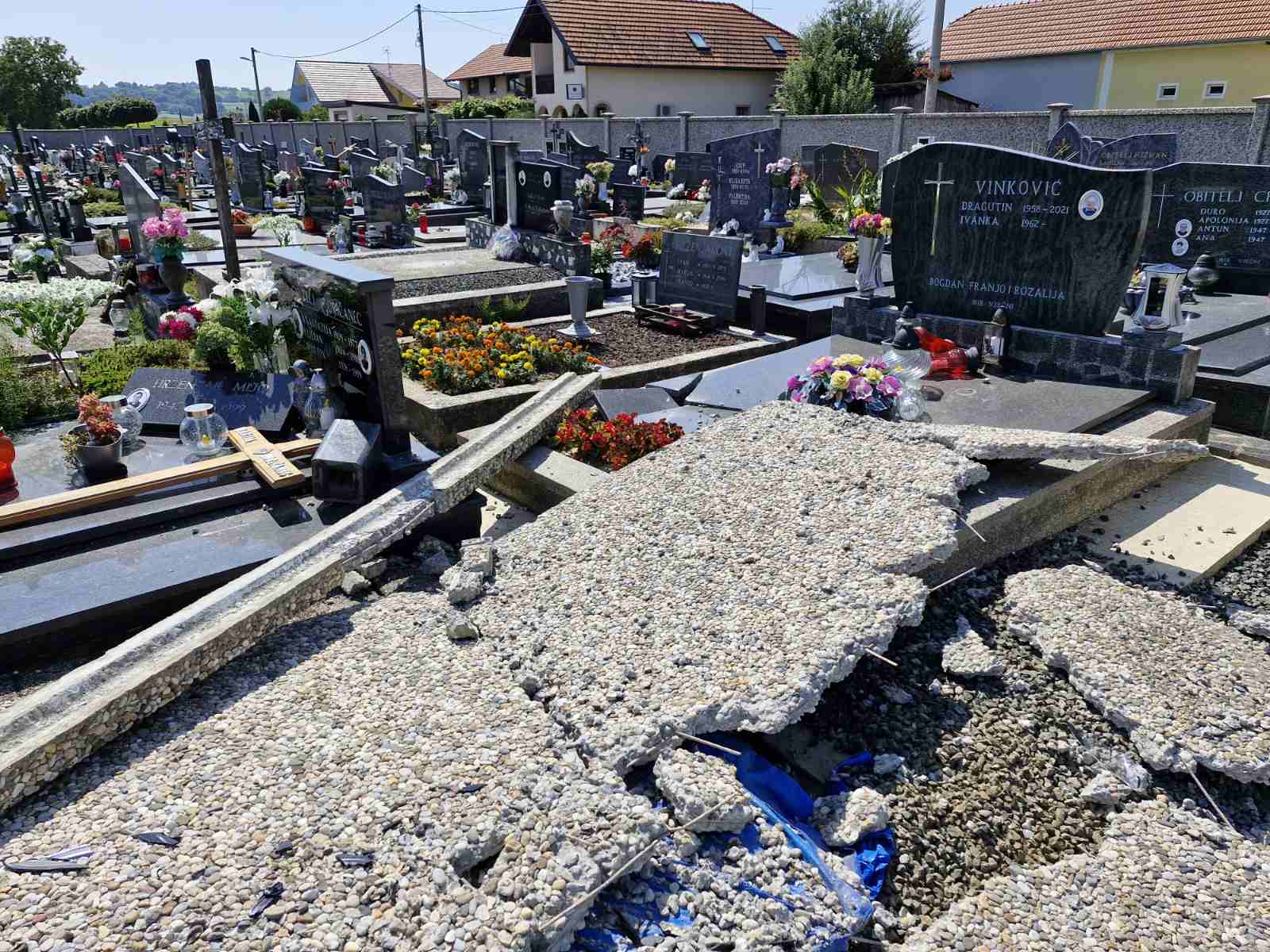 Srušena ograda na groblju u Svetom Martinu na Muri