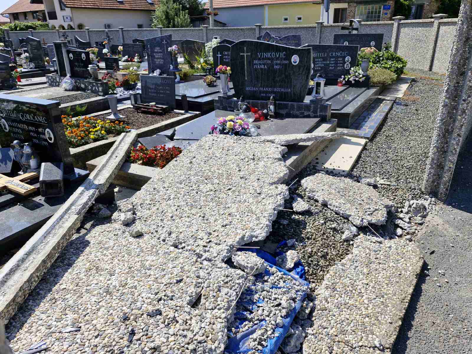 Srušena ograda na groblju u Svetom Martinu na Muri