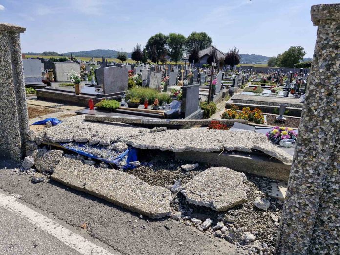 Srušena ograda na groblju u Svetom Martinu na Muri