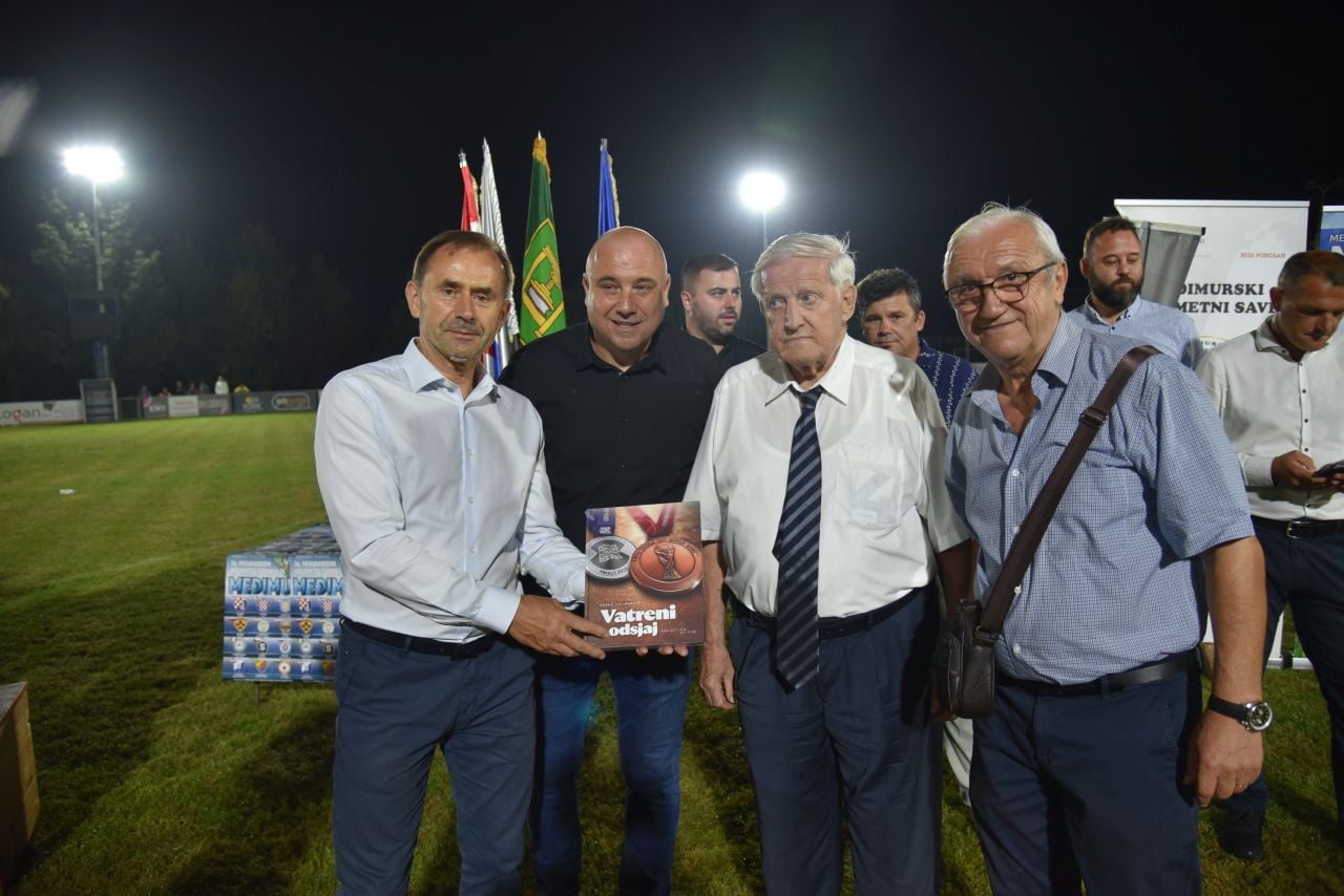 Četiri muške osobe poziraju za fotografiju