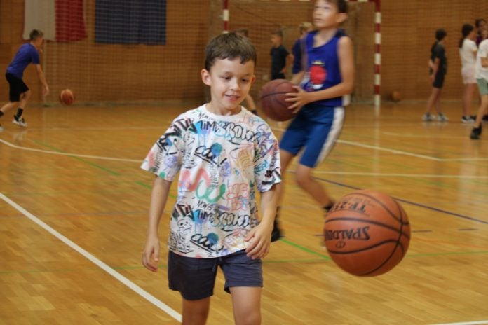 Dijete vodi loptu