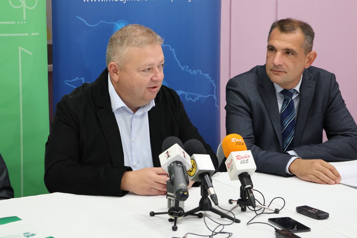 Političari na sjednici