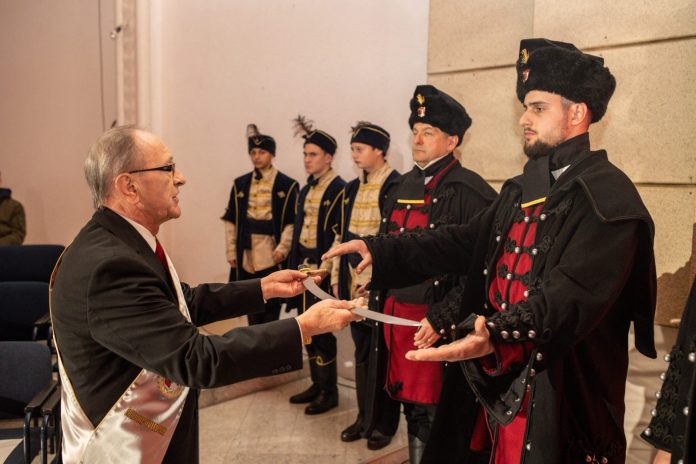 Železnjak predaje sablju Zrinskoj gardi