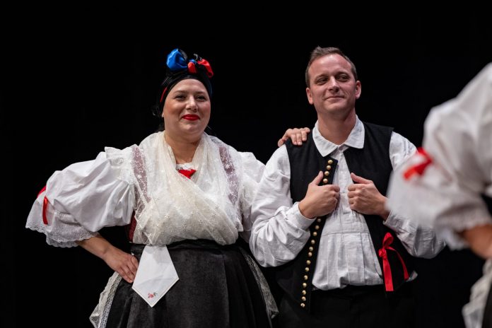 Folkloraši obućeni u narodne nošnje na 31. Susretima hrvatskih folklornih ansambala i izvornih skupina u Čakovcu