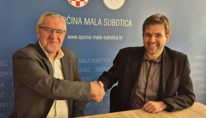 dvojica muškaraca se rukuju