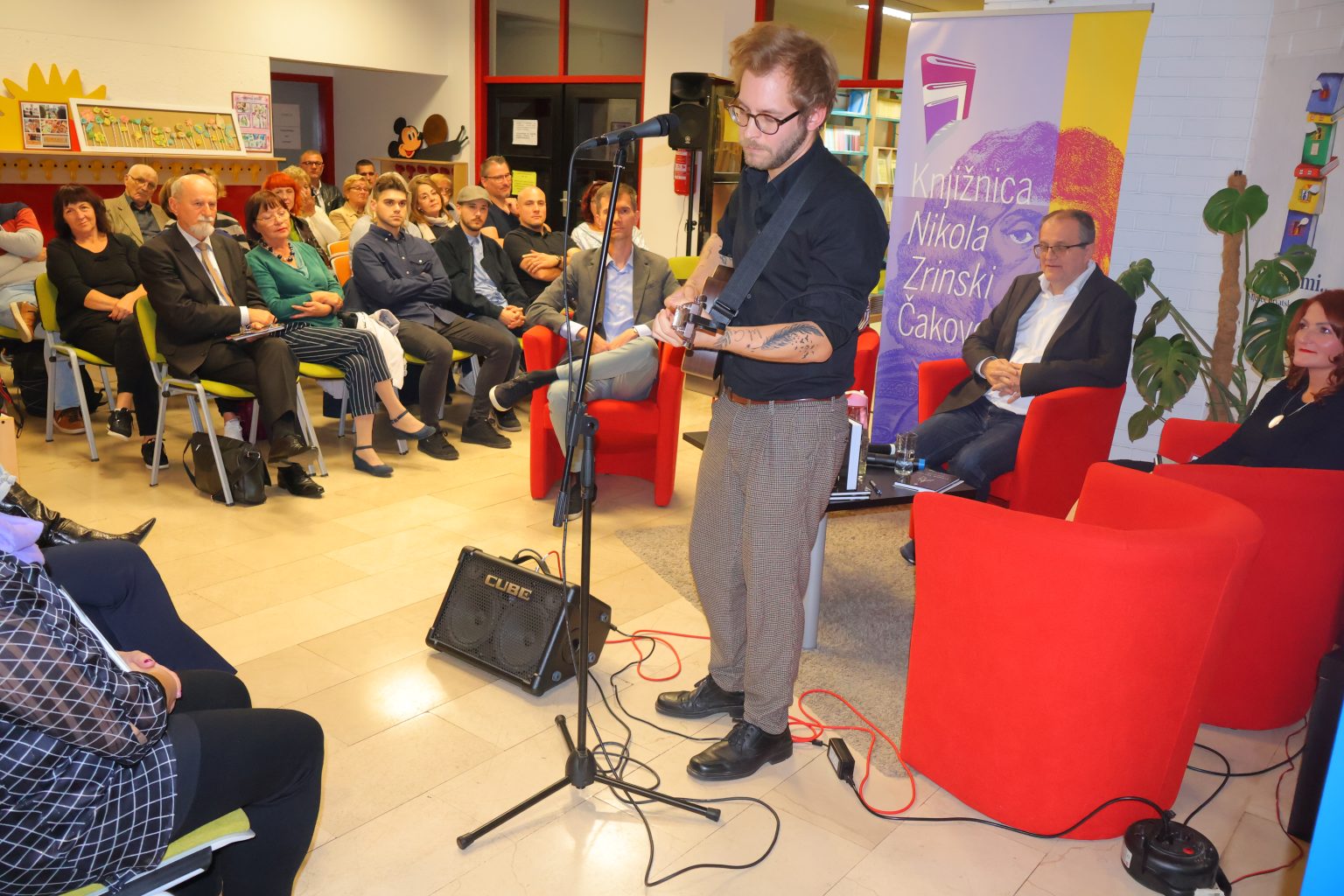 Emanuel Srpak svira okupljenima na promociji novog kola biblioteke „Insula“ u čakovečkoj Knjižnici „Nikola Zrinski“